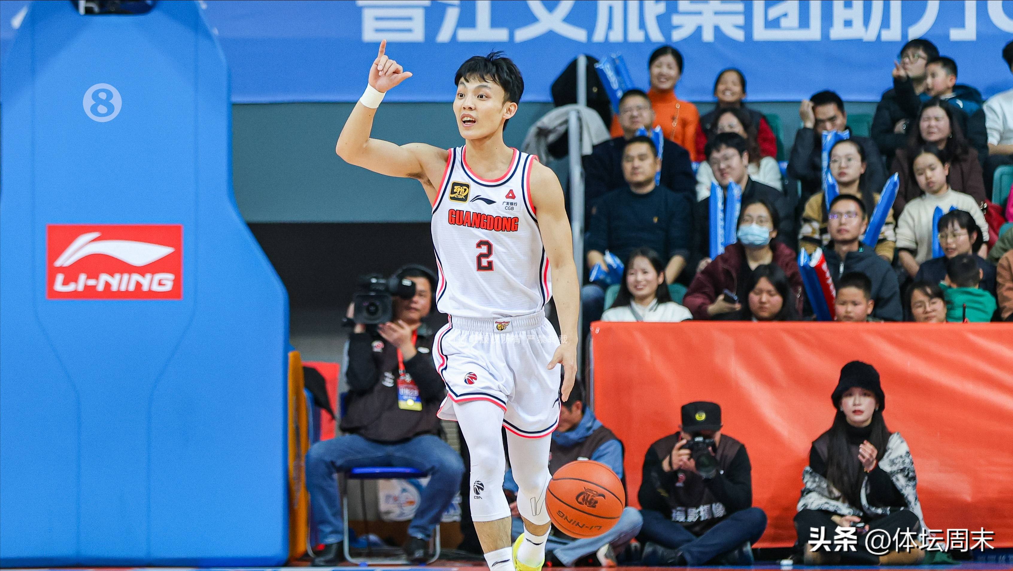 队员合力攻守，见证比赛上的精彩对决